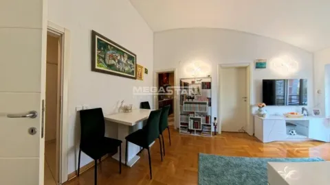 Dnevna soba sa trpezarijskim stolom i parketom. - image 3