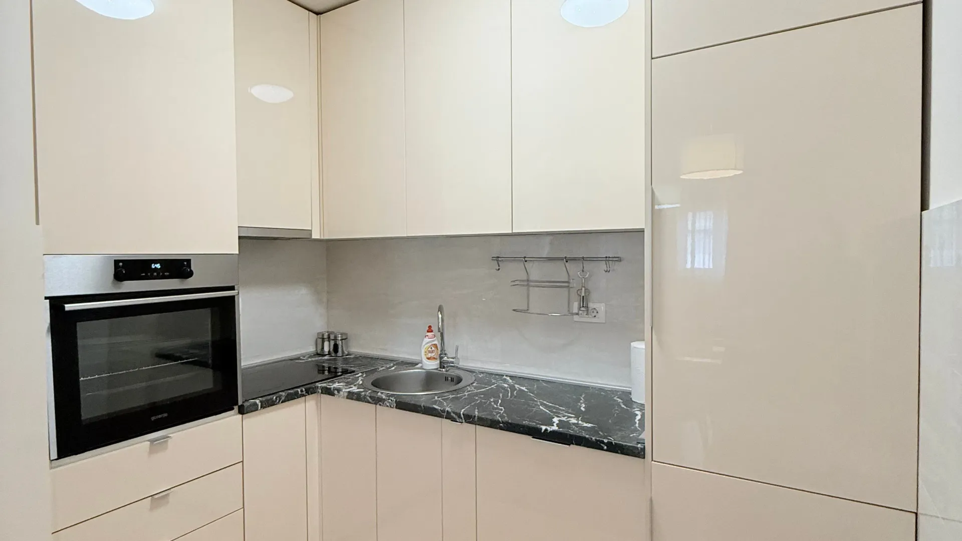 Izdavanje, jednosoban stan, 50m², Central Point, Podgorica