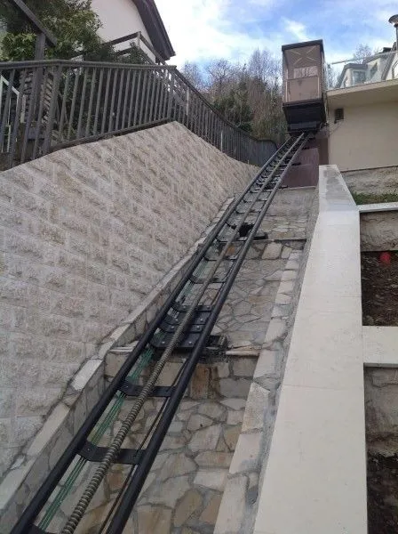 Kosi lift ili uspinjača na otvorenom ispred kuće.