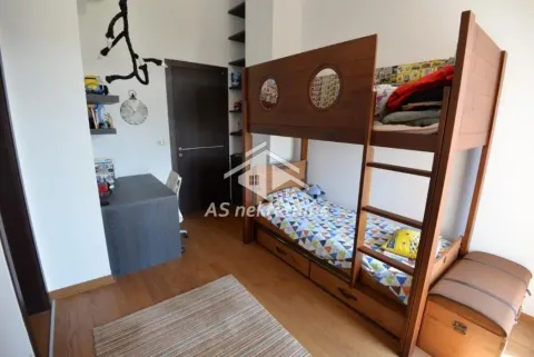 Dečja soba sa krevetom na sprat i radnim stolom. - image 13