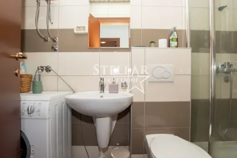 Bathroom equipped with a washbasin, toilet, shower cabin and washing machine. - image 3