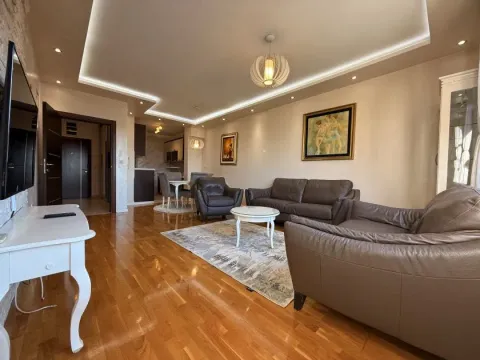 Izdavanje, dvosoban stan, 90m², Preko Morače, Podgorica - image 1