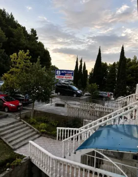 Eksterijer objekta sa stepeništem i uređenim dvorištem. - image 4