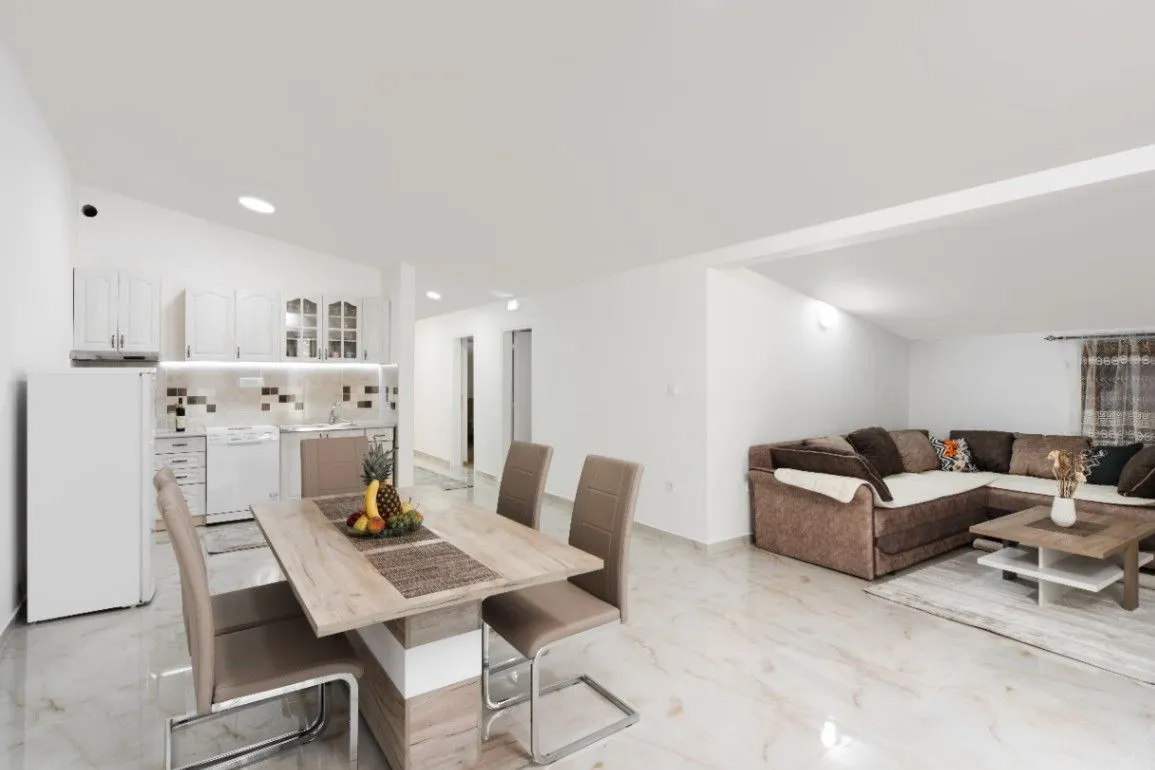 Izdavanje,  stan, 93m2, Škaljari, Kotor