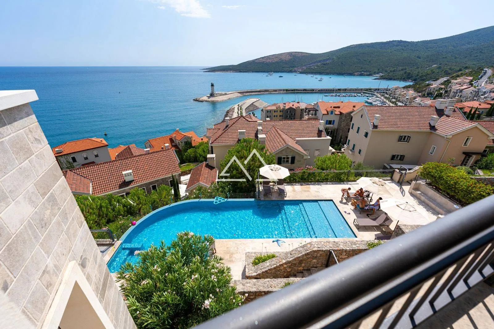 Pogled sa terase na bazen, marinu i more.