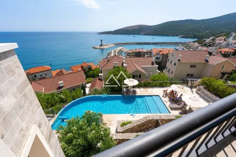 Pogled sa terase na bazen, marinu i more. - image 16
