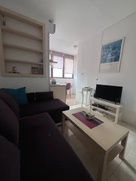 Dnevna soba sa garniturom, stočićem i televizorom. - image 4