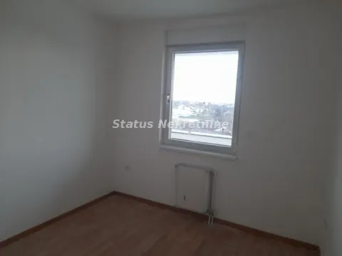 Prazna soba sa prozorom i radijatorom. - image 8