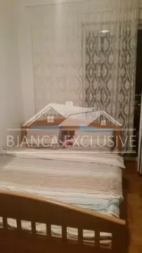 Nameštena spavaća soba sa bračnim krevetom. - image 6