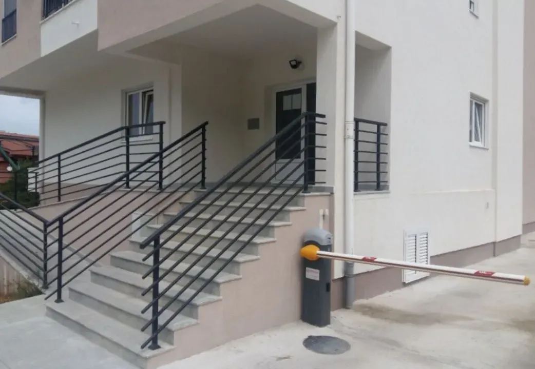 Izdavanje, jednosoban stan, 50m², Kalimanj, Tivat