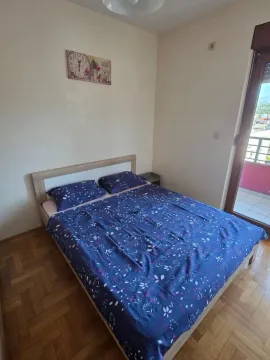 Spavaća soba sa bračnim krevetom i izlazom na terasu. - image 4