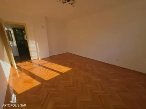 Prazna soba sa parketom i otvorenim vratima. - image 3