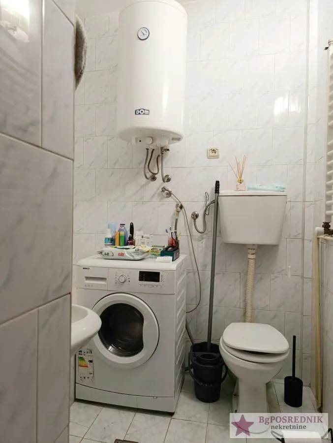 Kupatilo sa wc šoljom, mašinom za veš i bojlerom.