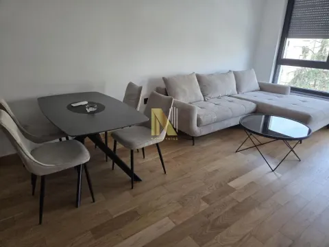 Dnevna soba opremljena ugaonom garniturom, trpezarijskim stolom i stolicama. - image 4