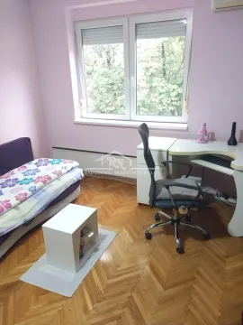 Dečja soba sa krevetom, radnim stolom i parketom na podu. - image 2