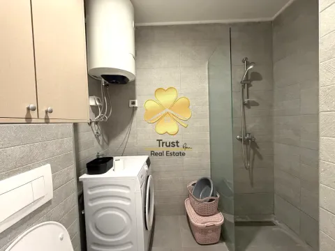 Savremeno opremljeno kupatilo sa tuš kabinom, bojlerom i veš mašinom. - image 13