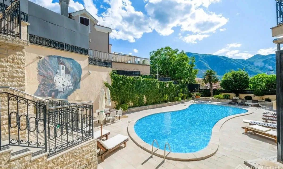 Sale, two bedroom apartment, 85m², Dobrota, Kotor