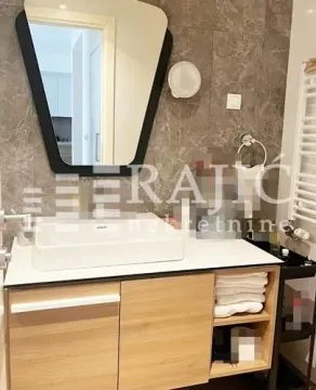 Modernly equipped bathroom with a washbasin and a large mirror. - image 9