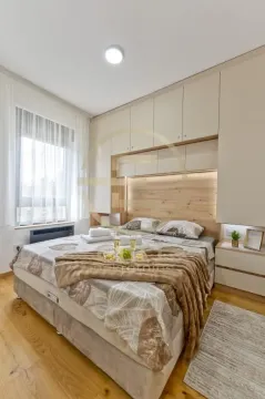Moderna spavaća soba sa bračnim krevetom, ugradnim plakarima i prozorom. - image 7