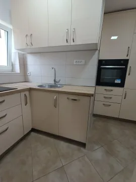 Svijetla kuhinja sa modernim elementima i ugradnom rernom. - image 5