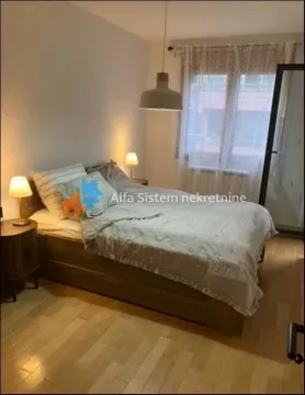 Nameštena spavaća soba sa bračnim krevetom, noćnim stočićima i prozorom. - image 6