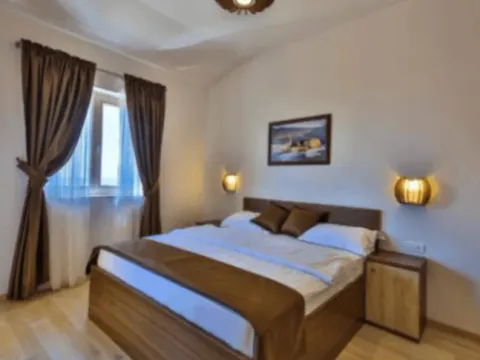 Izdavanje, kuća, 130m², Reževići, Budva - image 2