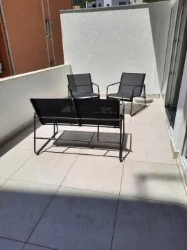 Prostrana terasa sa garniturom za sjedenje. - image 11
