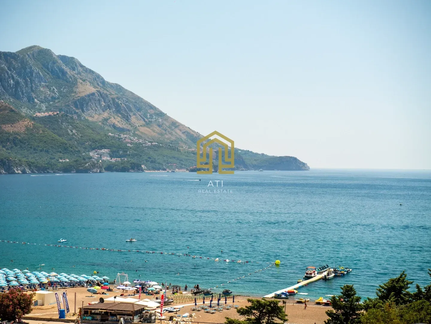 Pogled sa terase na more, plažu i planine.