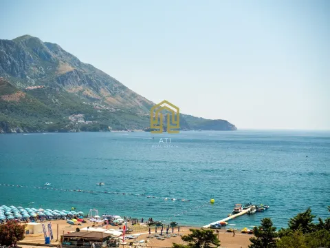 Pogled sa terase na more, plažu i planine. - image 3