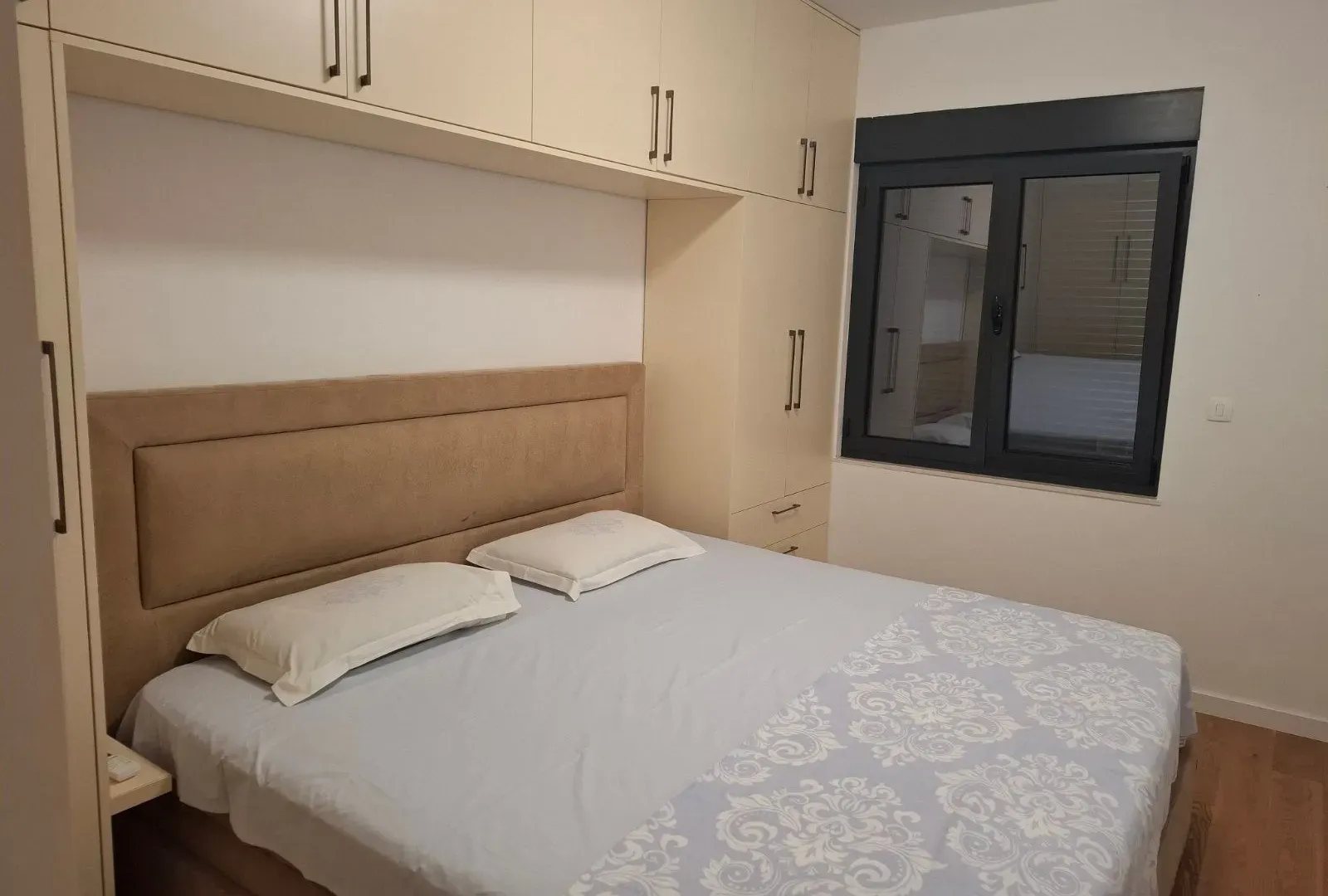 Izdavanje, dvosoban stan, 70m², Kalimanj, Tivat