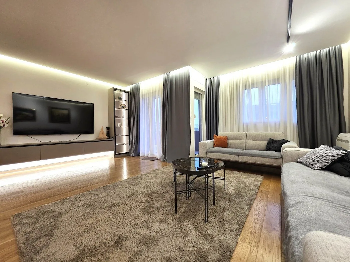 Izdavanje, stan, 105m², Central Point, Podgorica