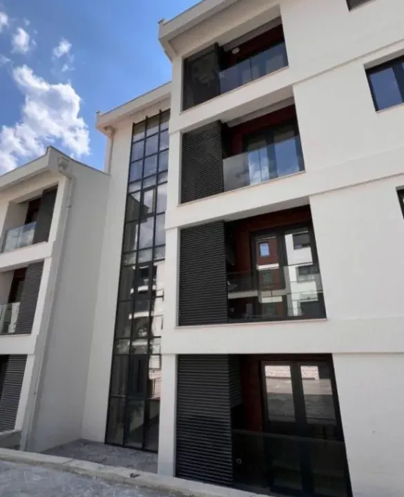 Izdavanje, jednosoban stan, 33m², Tivat, Crna Gora