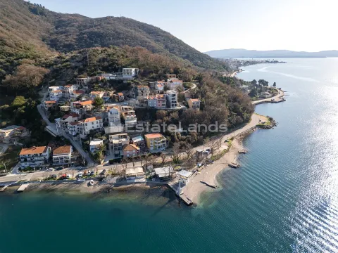Pogled iz vazduha na priobalno naselje i brdo iznad obale. - image 3