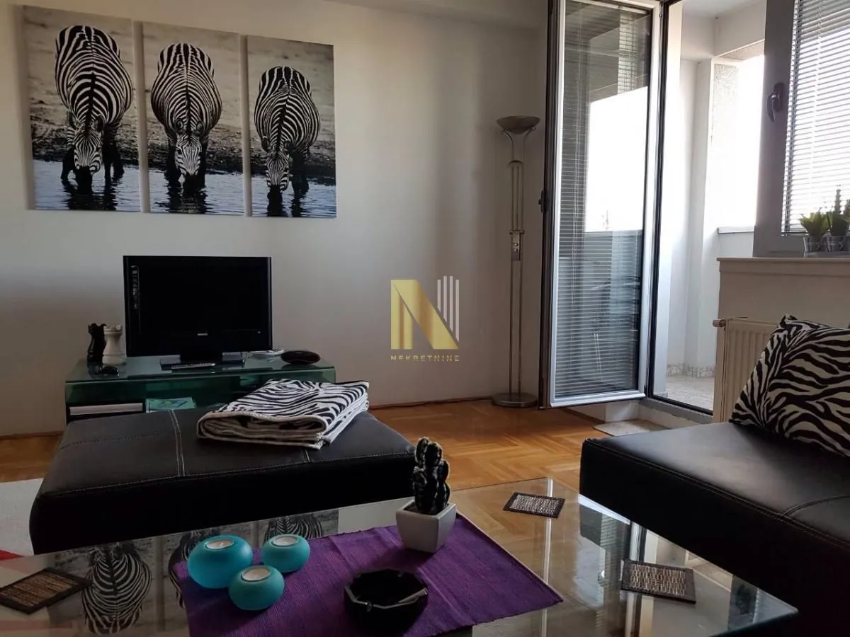 Izdavanje, dvosoban stan, 51m², Centar, Novi Sad