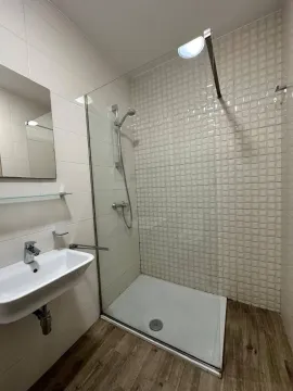 Moderno opremljeno kupatilo sa tuš kabinom i umivaonikom. - image 11