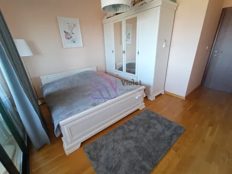 Namještena spavaća soba sa bračnim krevetom, bijelim garderoberom i drvenim podom. - image 9