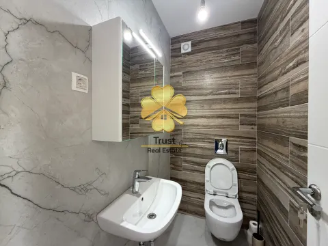 Savremeno opremljeno kupatilo sa umivaonikom i wc šoljom. - image 6