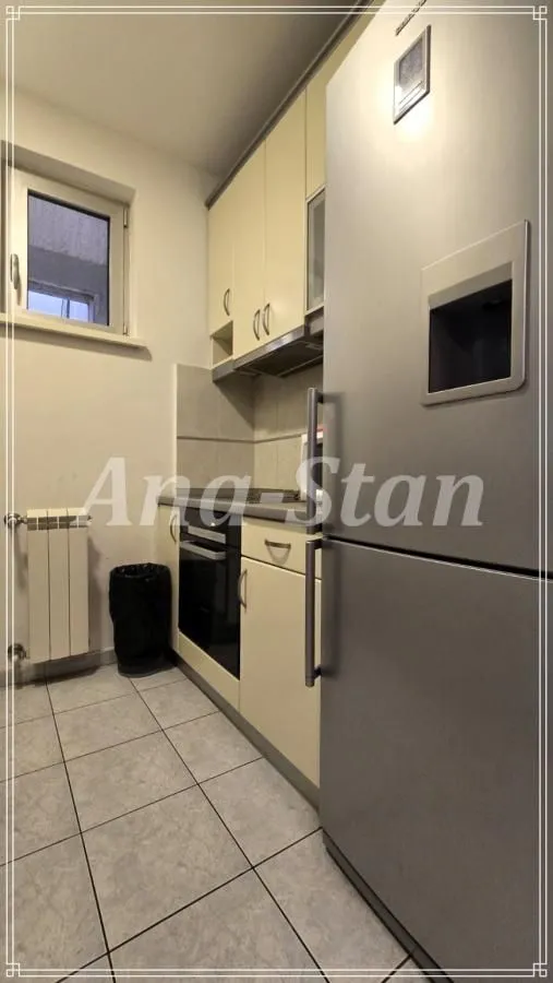 Izdavanje, trosoban stan, 89m², Savski Venac, Beograd