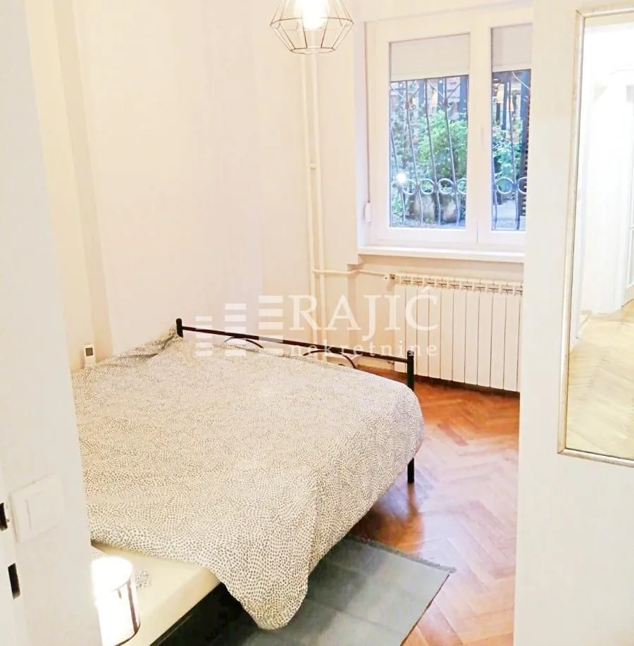 Furnished bedroom with a double bed.