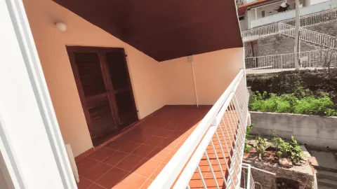 Natkriveni balkon sa popločanim podom i pogledom na dvorište. - image 12