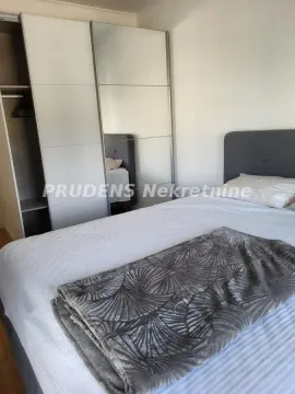 Spavaća soba sa bračnim krevetom i velikim ormanom. - image 7