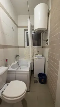 Manje kupatilo sa kadom, wc šoljom, veš mašinom i bojlerom. - image 12