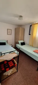Spavaća soba sa dva kreveta i ormarom. - image 11