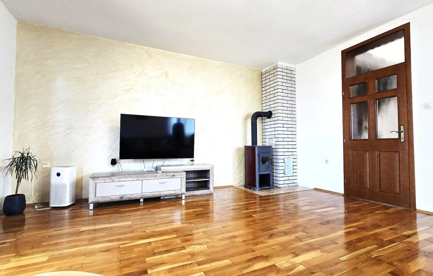 Izdavanje, kuća, 180m², Tološi, Podgorica