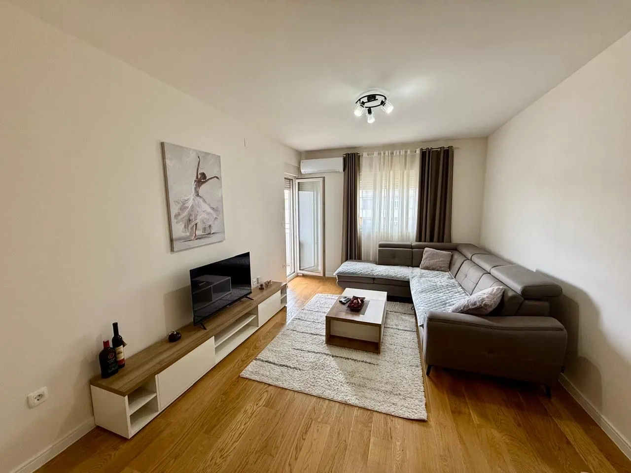 Izdavanje, jednosoban stan, 50m², Central Point, Podgorica
