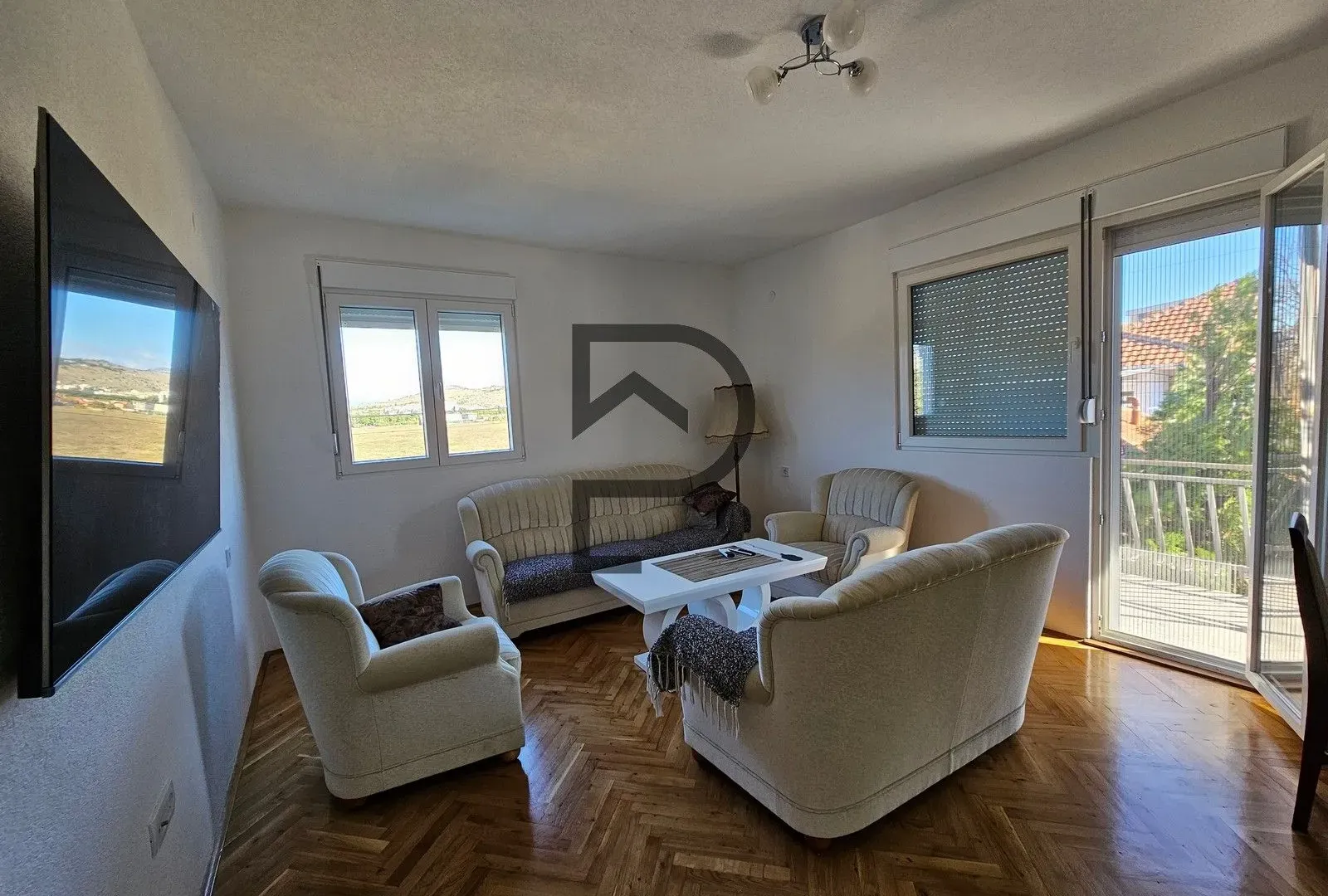 Izdavanje, dvosoban stan, 91m², Gornja Gorica, Podgorica