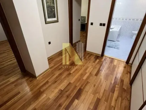 Izdavanje, četvorosoban stan, 138m², Centar, Novi Sad - image 11