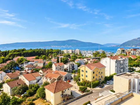 Pogled sa nekretnine na grad, more i planine u daljini. - image 3