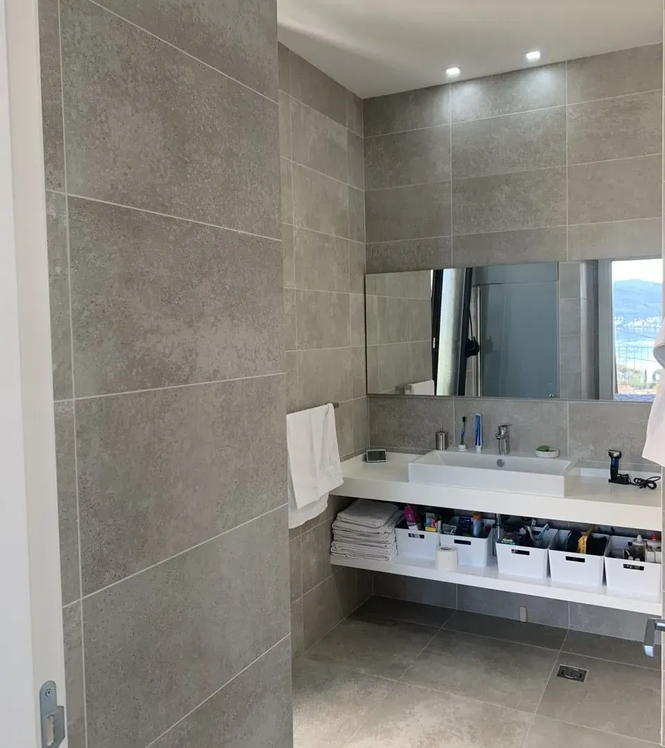 Izdavanje, trosoban stan, 129m², Tivat, Crna Gora