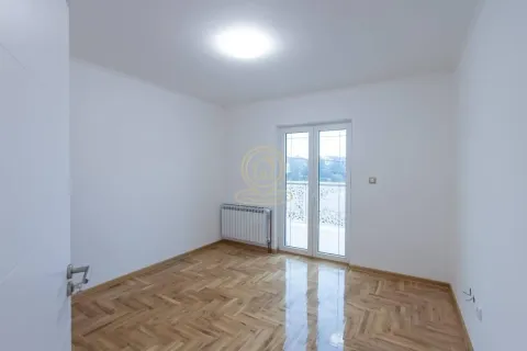 Empty room with parquet flooring and access to the terrace. - image 14